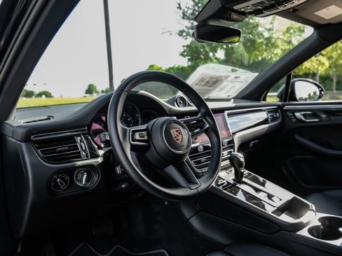 Used 2025 Porsche Macan AWD/4WD image 2