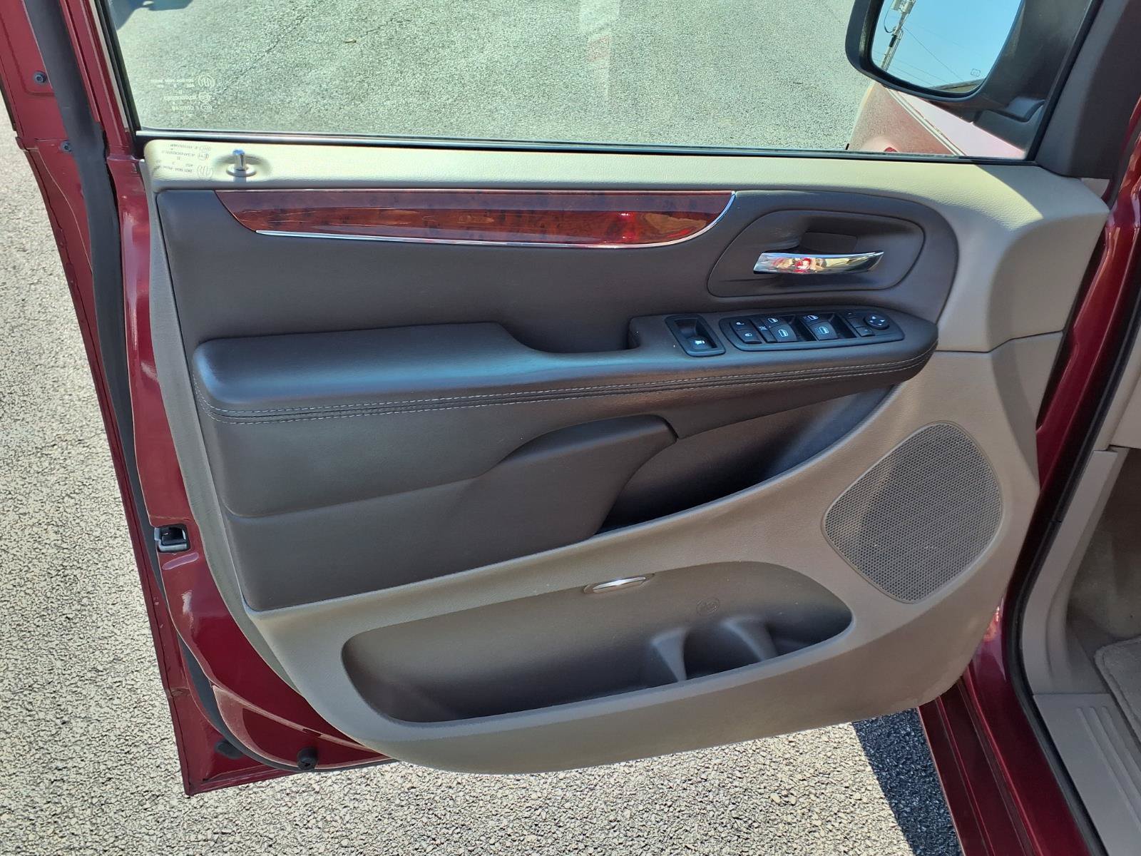 Used 2014 Chrysler Town & Country Touring FWD image 17