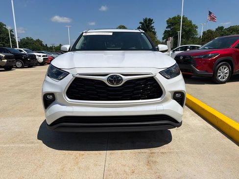 Used 2024 Toyota Highlander XLE AWD/4WD image 2