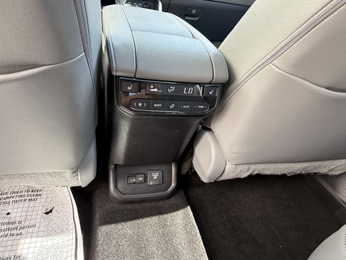 Used 2023 Toyota Highlander Platinum AWD/4WD image 22