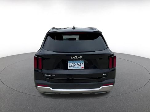 Used 2024 Kia Sorento S image 12