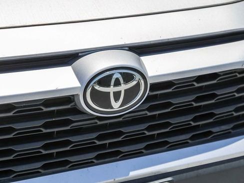 Used 2022 Toyota RAV4 XLE FWD image 16