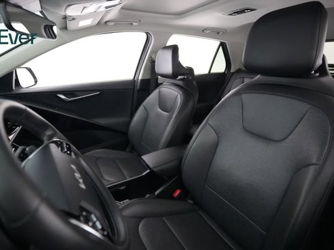 Used 2023 Kia Niro Wave FWD image 4