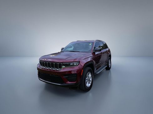 Used 2025 Jeep Grand Cherokee Laredo RWD image 1