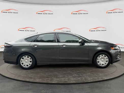 Used 2018 Ford Fusion SE w/ Fusion SE Technology Package FWD image 6