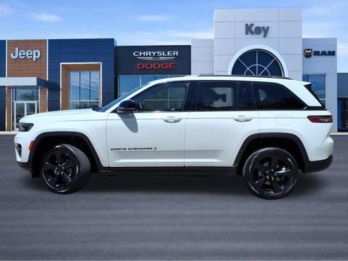 Used 2023 Jeep Grand Cherokee Altitude AWD/4WD image 2