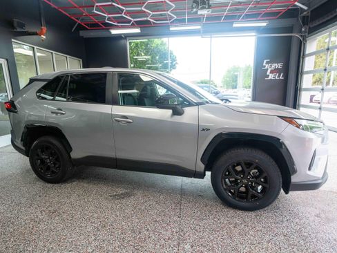Used 2024 Toyota RAV4 LE FWD image 5