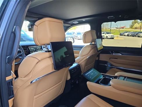 Used 2024 Jeep Grand Wagoneer Series III w/ Rear Seat Video Group 1 AWD/4WD image 18