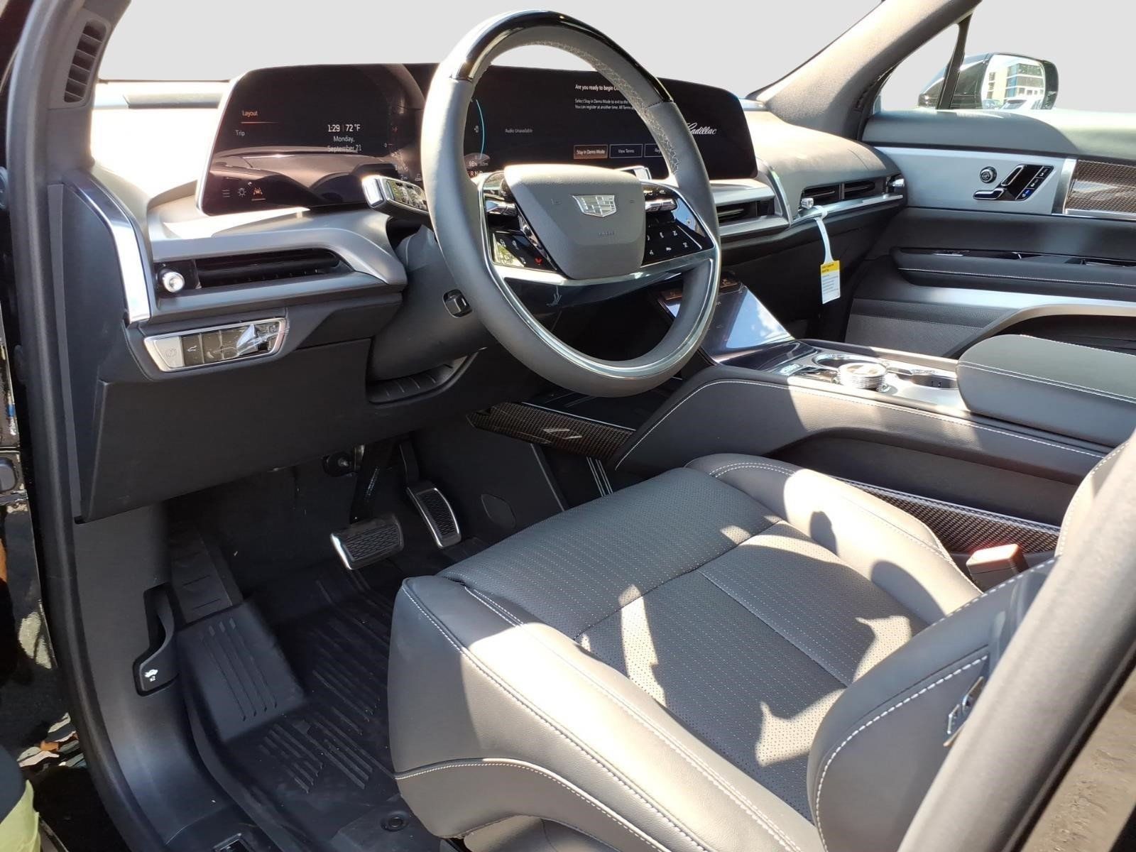 New 2027 Cadillac Vistiq Luxury w/ LPO, Floor Liner Package AWD/4WD image 13