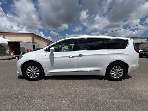 Used 2020 Chrysler Pacifica Touring-L FWD image 6