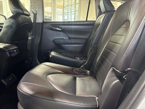 Used 2022 Toyota Highlander XLE AWD/4WD image 24