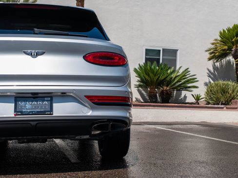 Used 2024 Bentley Bentayga image 39