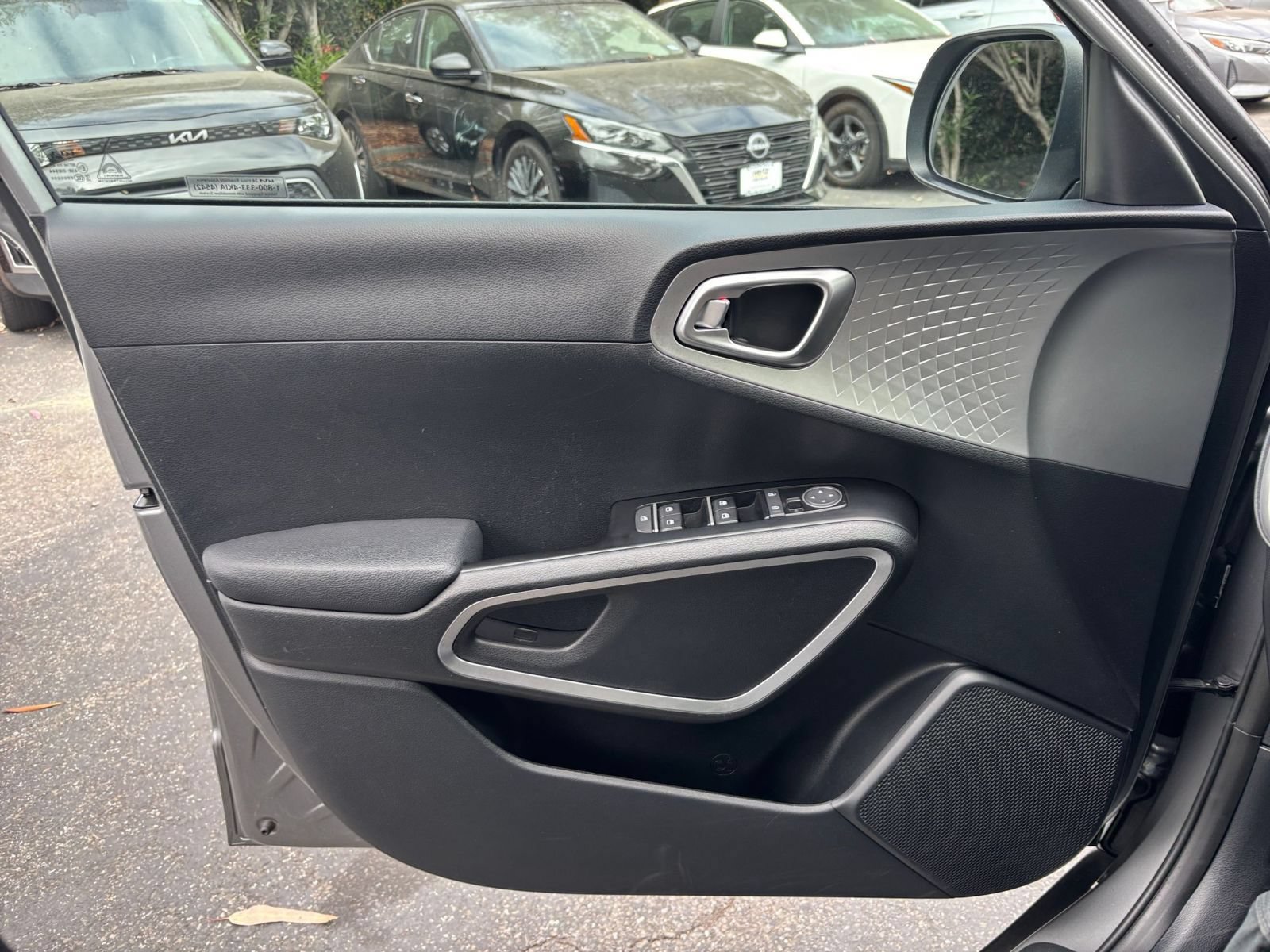 Used 2025 Kia Soul LX w/ LX Technology Package FWD image 18