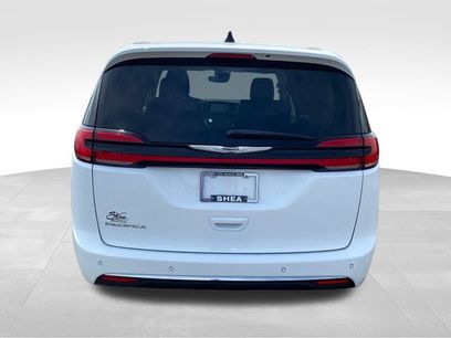 Used 2024 Chrysler Pacifica Touring-L