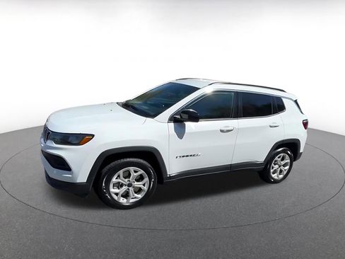 Used 2025 Jeep Compass Latitude image 9