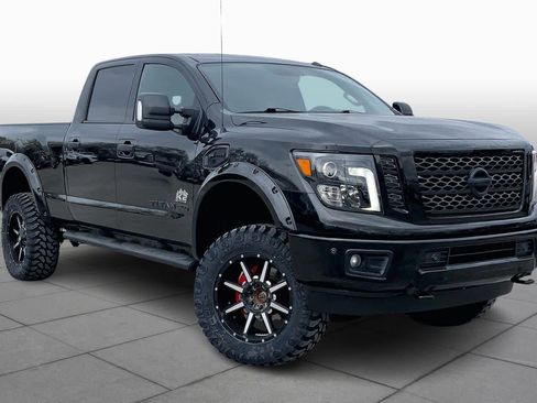 Used 2019 Nissan Titan SV w/ SV Convenience Package image 2