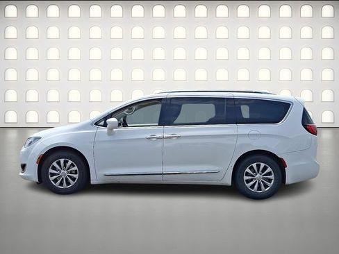 Used 2018 Chrysler Pacifica Touring-L FWD image 4