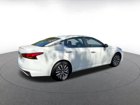 Used 2025 Nissan Altima 2.5 SV FWD image 14