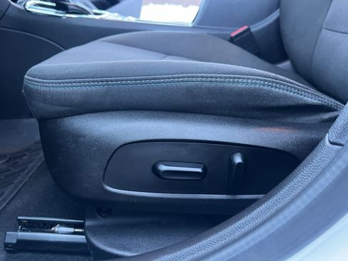 Used 2018 Chevrolet Cruze LT w/ Convenience Package image 16