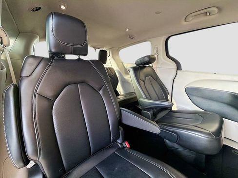 Used 2023 Chrysler Pacifica Touring-L image 27