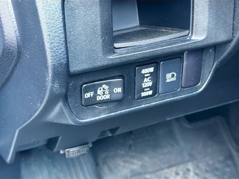 Used 2018 Toyota Tacoma TRD Sport w/ Technology Package image 10