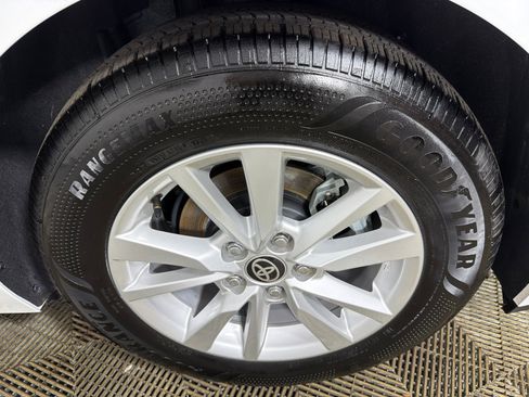 Used 2025 Toyota Camry LE w/ Convenience Package FWD image 19