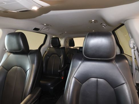 Used 2023 Chrysler Pacifica Touring-L FWD image 16