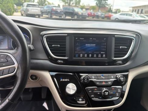 Used 2020 Chrysler Pacifica Touring-L FWD image 11