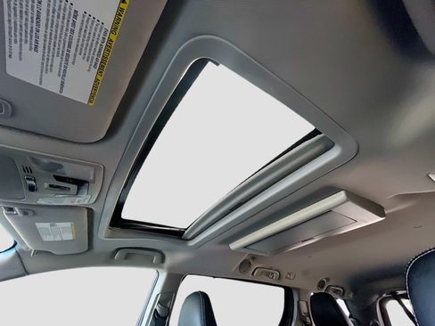 Used 2017 Toyota Sienna SE Premium FWD image 14