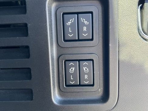 Used 2025 Chevrolet Traverse RS image 52