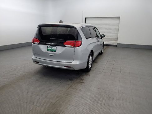 Used 2023 Chrysler Voyager LX FWD image 9