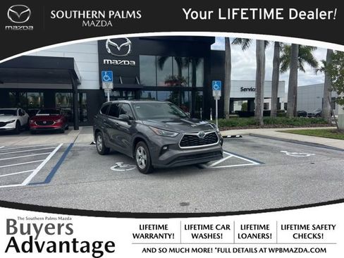 Used 2022 Toyota Highlander LE image 1