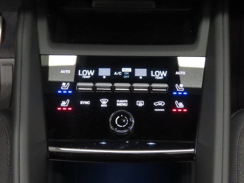 Certified 2025 Porsche Macan 4S Electric AWD/4WD image 31