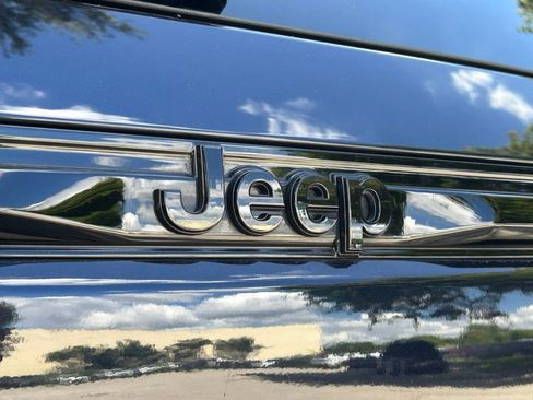 Certified 2024 Jeep Grand Cherokee Limited w/ Black Appearance Package image 31