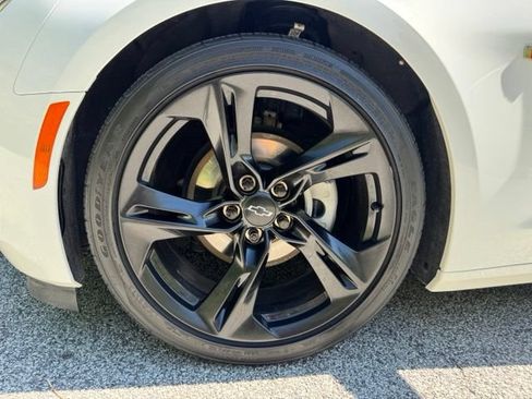 Used 2023 Chevrolet Camaro LT w/ Technology Package RWD image 2