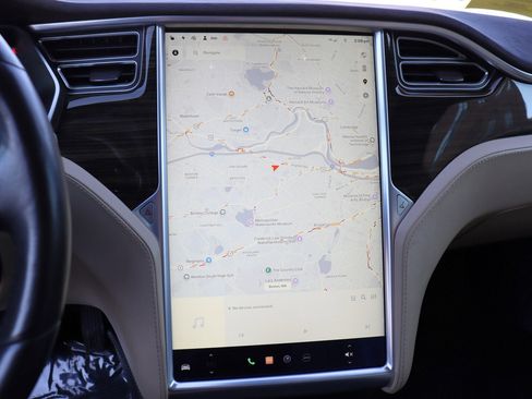 Used 2015 Tesla Model S 70D image 31