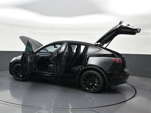 Used 2023 Tesla Model Y Long Range AWD/4WD image 33