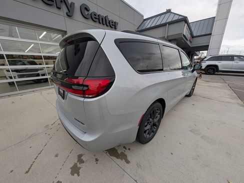 New 2026 Chrysler Pacifica Limited w/ S Appearance Package image 5