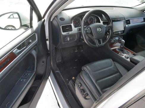Used 2013 Volkswagen Touareg VR6 image 9