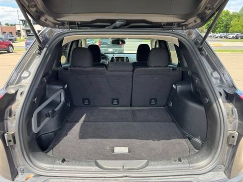 Used 2017 Jeep Cherokee Latitude w/ Cold Weather Group AWD/4WD image 23