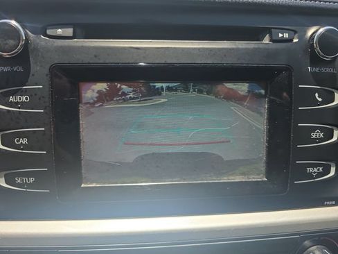 Used 2017 Toyota Highlander LE w/ Carpet Mat Package FWD image 21