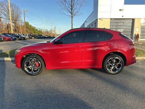 Used 2022 Alfa Romeo Stelvio Veloce image 5