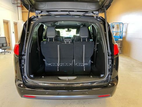 New 2026 Chrysler Voyager LX image 18