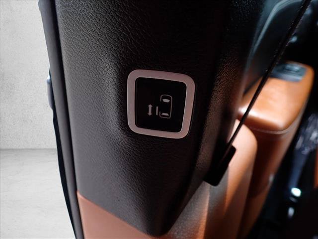 Used 2024 Chrysler Pacifica Pinnacle FWD image 12