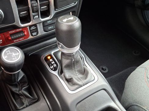 Used 2025 Jeep Wrangler Unlimited Rubicon AWD/4WD image 14