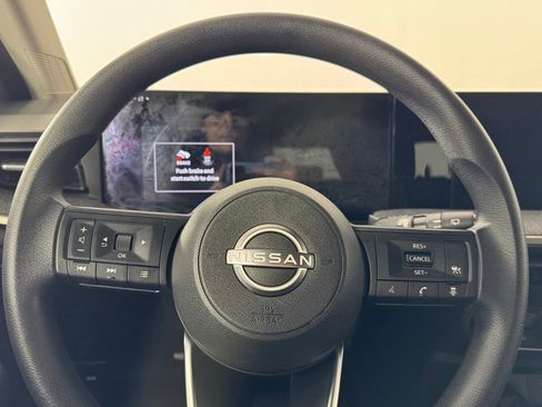 Used 2025 Nissan Kicks SV w/ SV Premium Package image 28