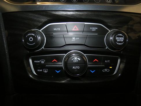 Used 2017 Chrysler 300 Limited image 13