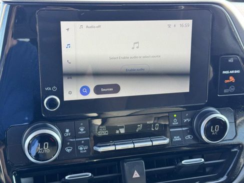 Used 2024 Toyota Highlander LE image 13