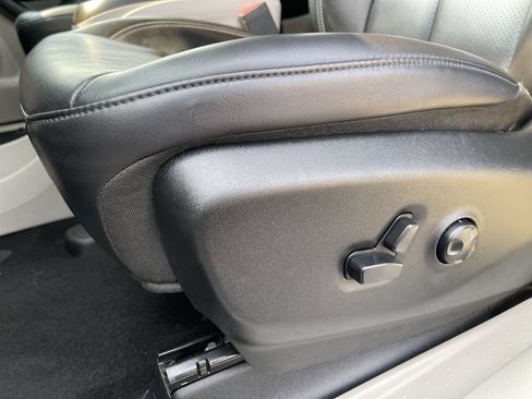 Used 2023 Chrysler Pacifica Touring-L FWD image 21