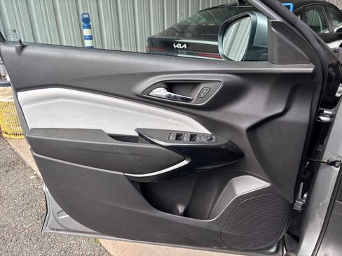 Used 2025 Chevrolet Trax LT FWD image 18